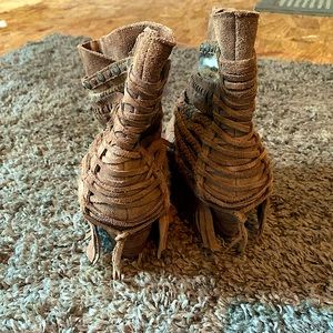Low suede boots